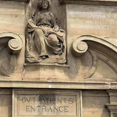 Harvey Nic's & Designer Quarter 74 Ch Лидс